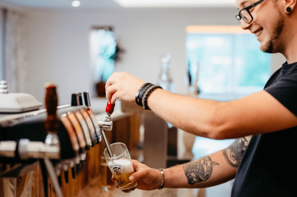 Bierzapfen im Brückenwirt